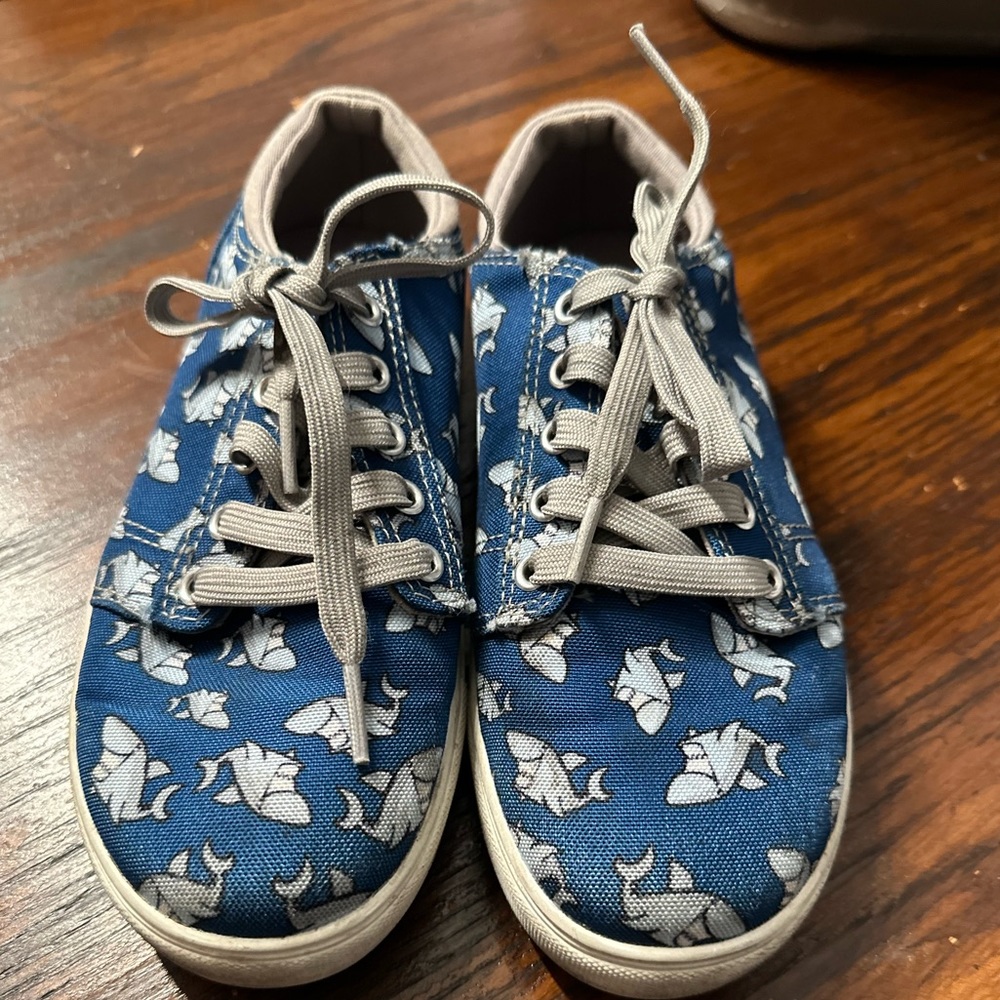 Boys sz 3 cute summer shark tennis shoes